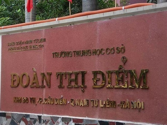 Hoc sinh lop 8 truong Doan Thi Diem nga tu tang hai xuong dat hinh anh