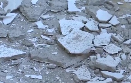 Hoc sinh va giao vien song trong lo so vi truong hoc xuong cap hinh anh