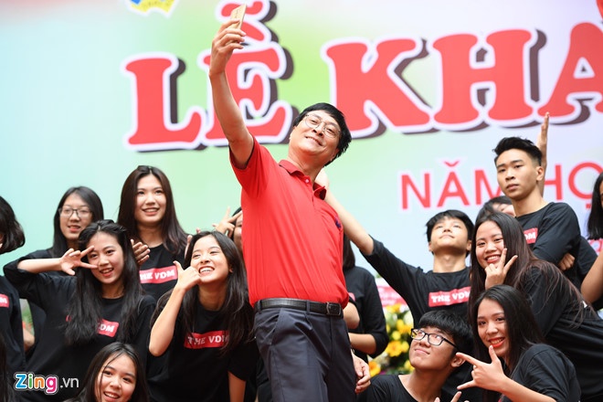 Hieu truong THPT Viet Duc nhay EDM cung hoc sinh trong le khai truong hinh anh