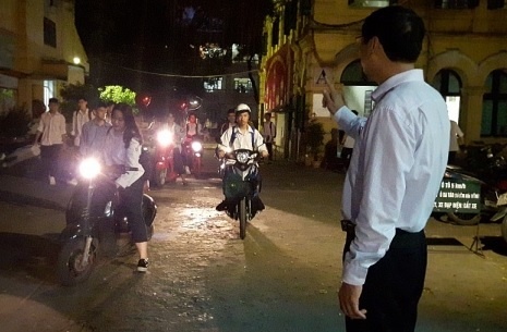 Thay hieu truong dung chao hoc sinh moi ngay hinh anh