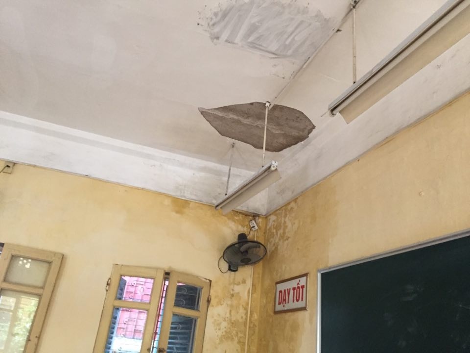 Hoc sinh muon doi mu bao hiem trong lop va noi lo di hoc cung tu vong hinh anh