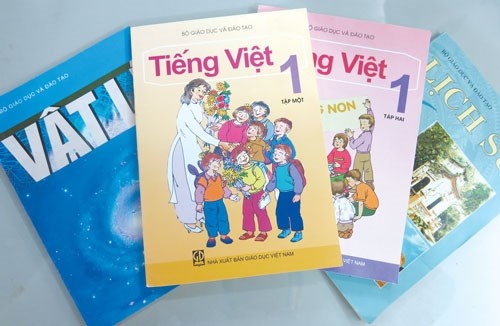 Phu huynh to sach giao khoa Tieng Viet lop 1 nhieu loi hinh anh