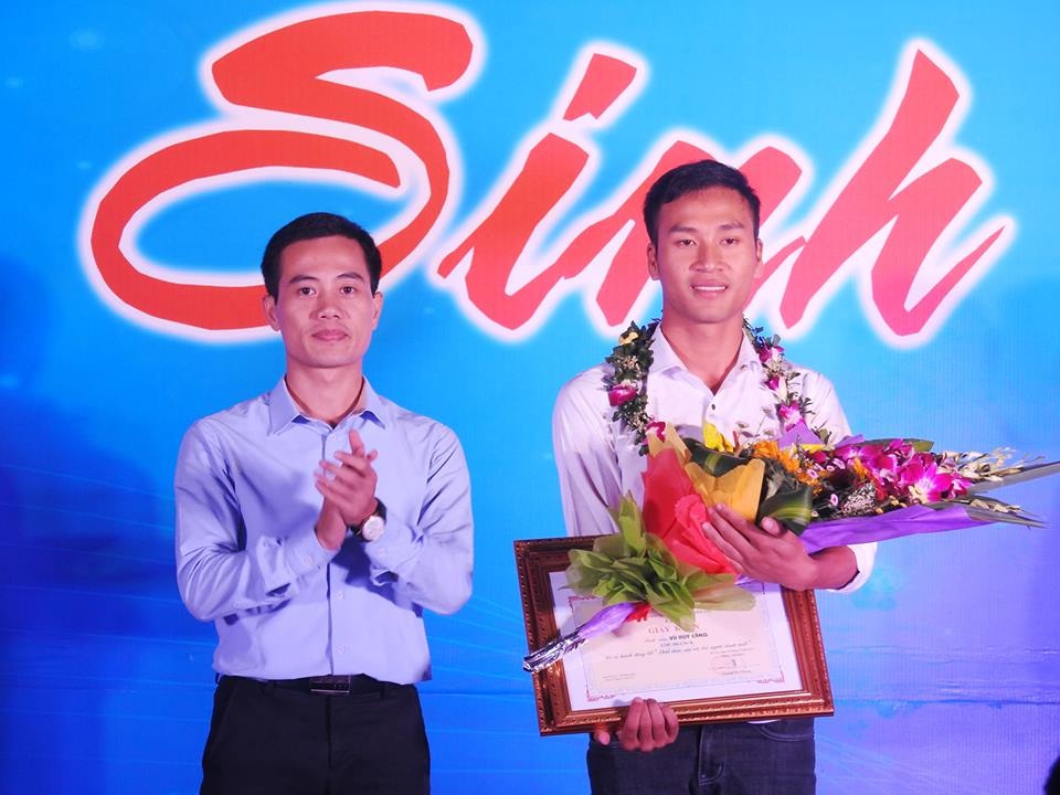Nam sinh chay Grab tra lai 320 trieu dong duoc DH Dien luc khen thuong hinh anh