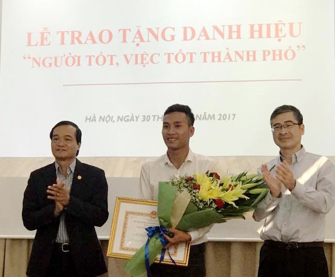 Chu tich Ha Noi tang bang khen cho sinh vien chay Grab tra 320 trieu hinh anh