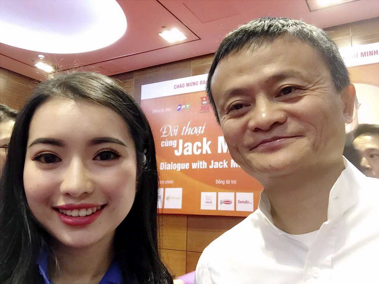 Hoa khoi Hoc vien Ngoai giao selfie, doi thoai voi Jack Ma hinh anh