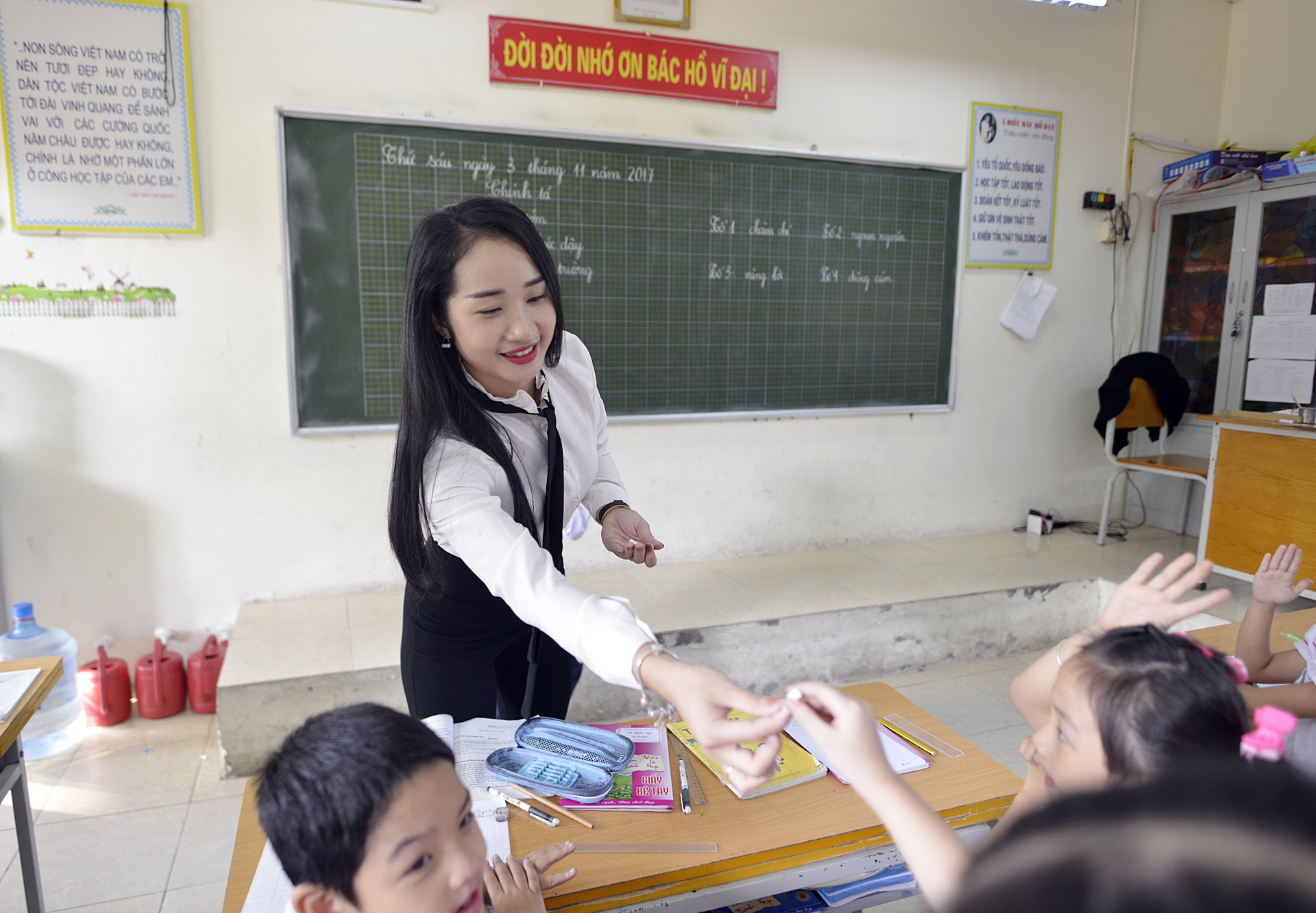 hoa khoi 9x lam co giao tieu hoc anh 3