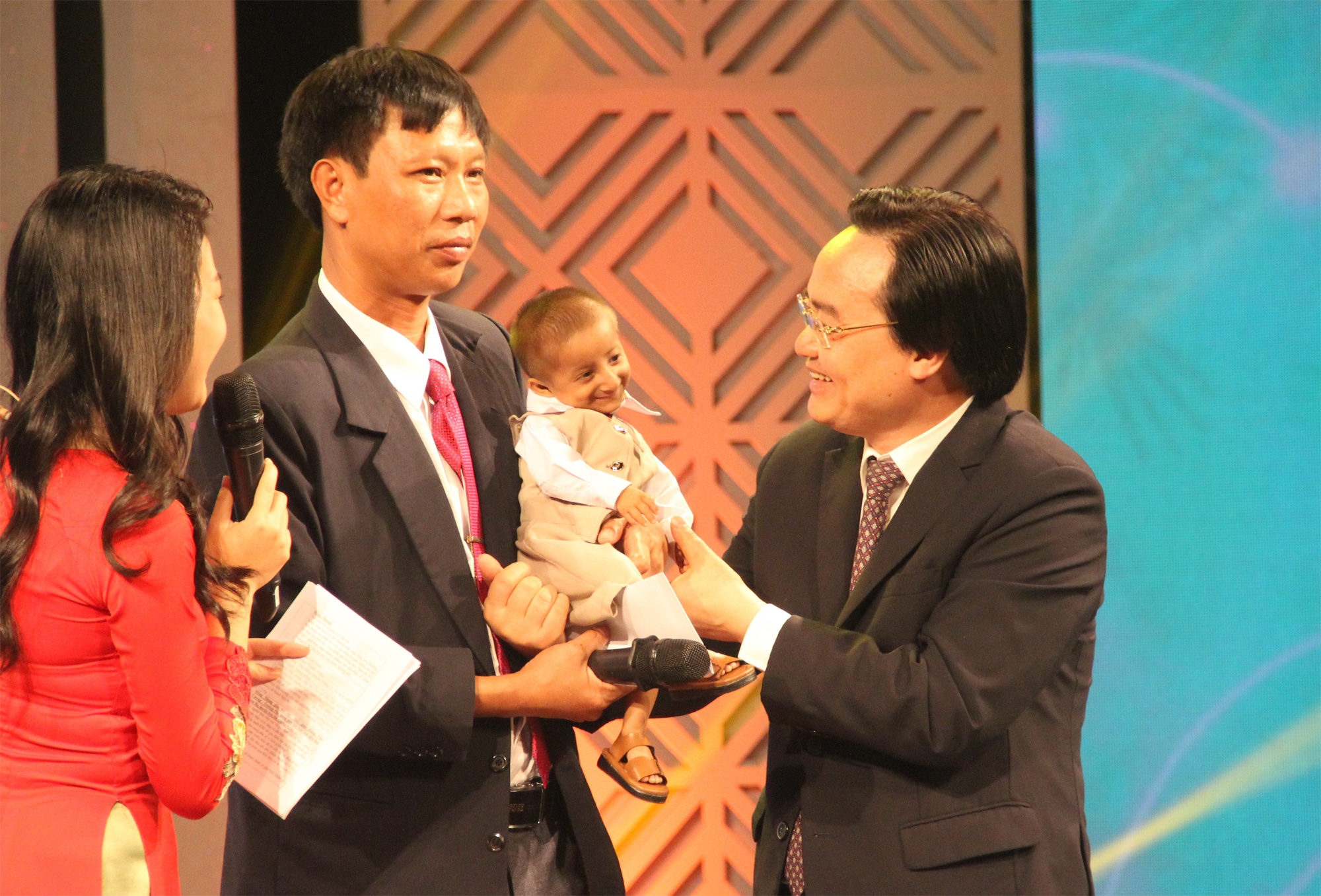 cau hoc tro 4 tuoi nang 3, 9 kg anh 1