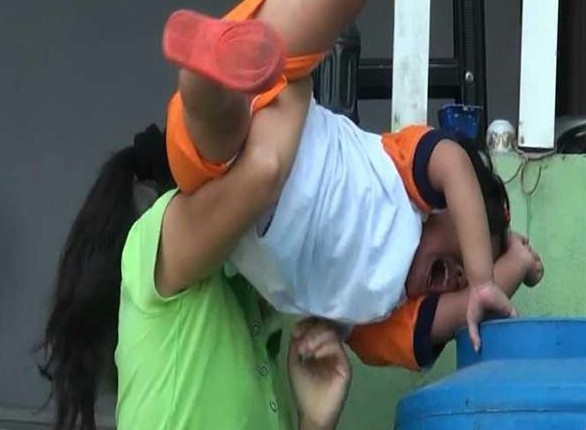 Con bi bao hanh, cha me cung co loi hinh anh