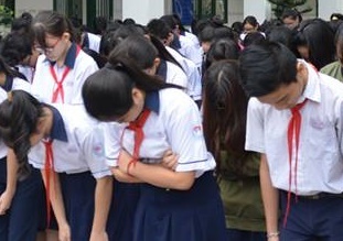 Hoc sinh o Sai Gon cui dau tien thay hieu truong dot ngot qua doi hinh anh