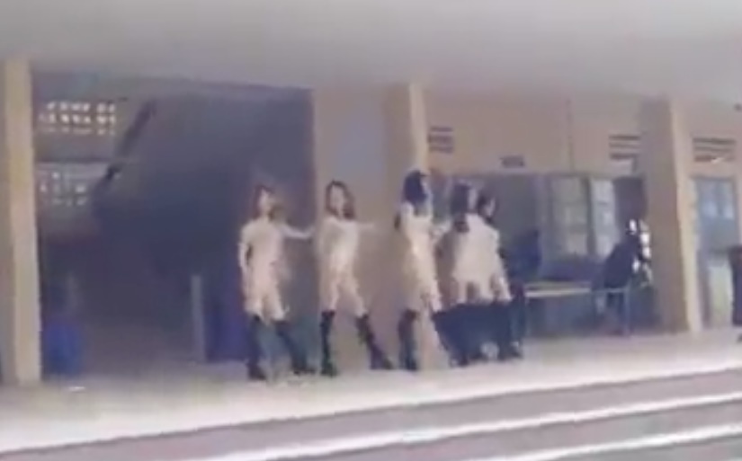 Man trinh dien bi chi trich tai truong hoc o Ha Noi hinh anh