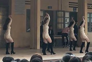 So GD&DT yeu cau truong bao cao vu bieu dien van nghe nhu vu truong hinh anh