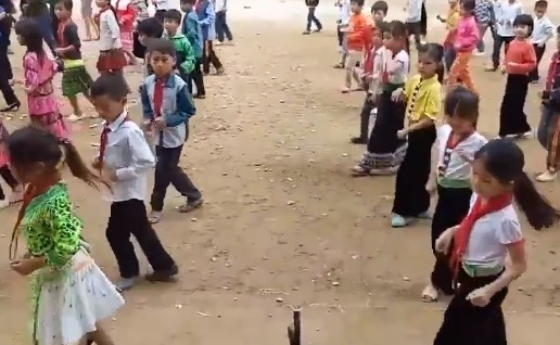 Thay hieu truong cung hoc sinh vung cao nhay Cha Cha Cha hinh anh