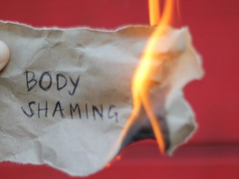 Hoc sinh tram cam, tieu cuc khi bi che bai ngoai hinh hinh anh