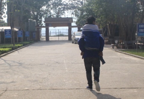 cõng bạn đến trường ảnh 1 cong ban den truong anh 1