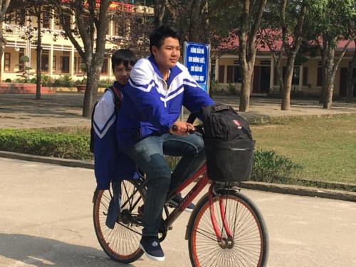 cõng bạn đến trường ảnh 2 cong ban den truong anh 2