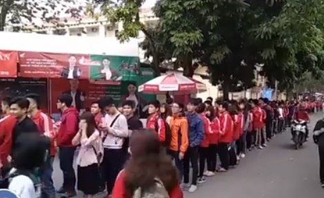 Sinh vien DH Bach khoa Ha Noi xep hang cho xem U23 Viet Nam thi dau hinh anh