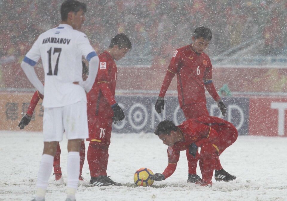 Khoanh khac dong doi cao tuyet cho Quang Hai sut bong dep nhat hom nay hinh anh