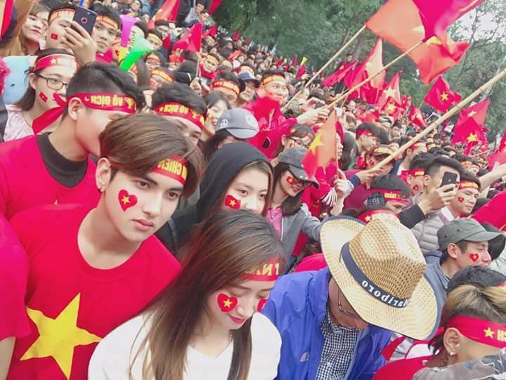 Mang xa hoi ngap tran sac do chao don U23 Viet Nam tro ve hinh anh