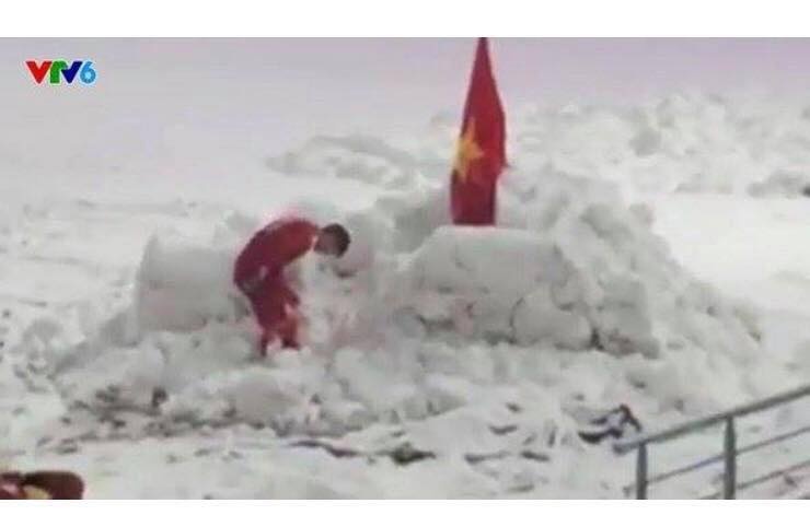 Duy Manh cui dau cam co tren tuyet trang hinh anh