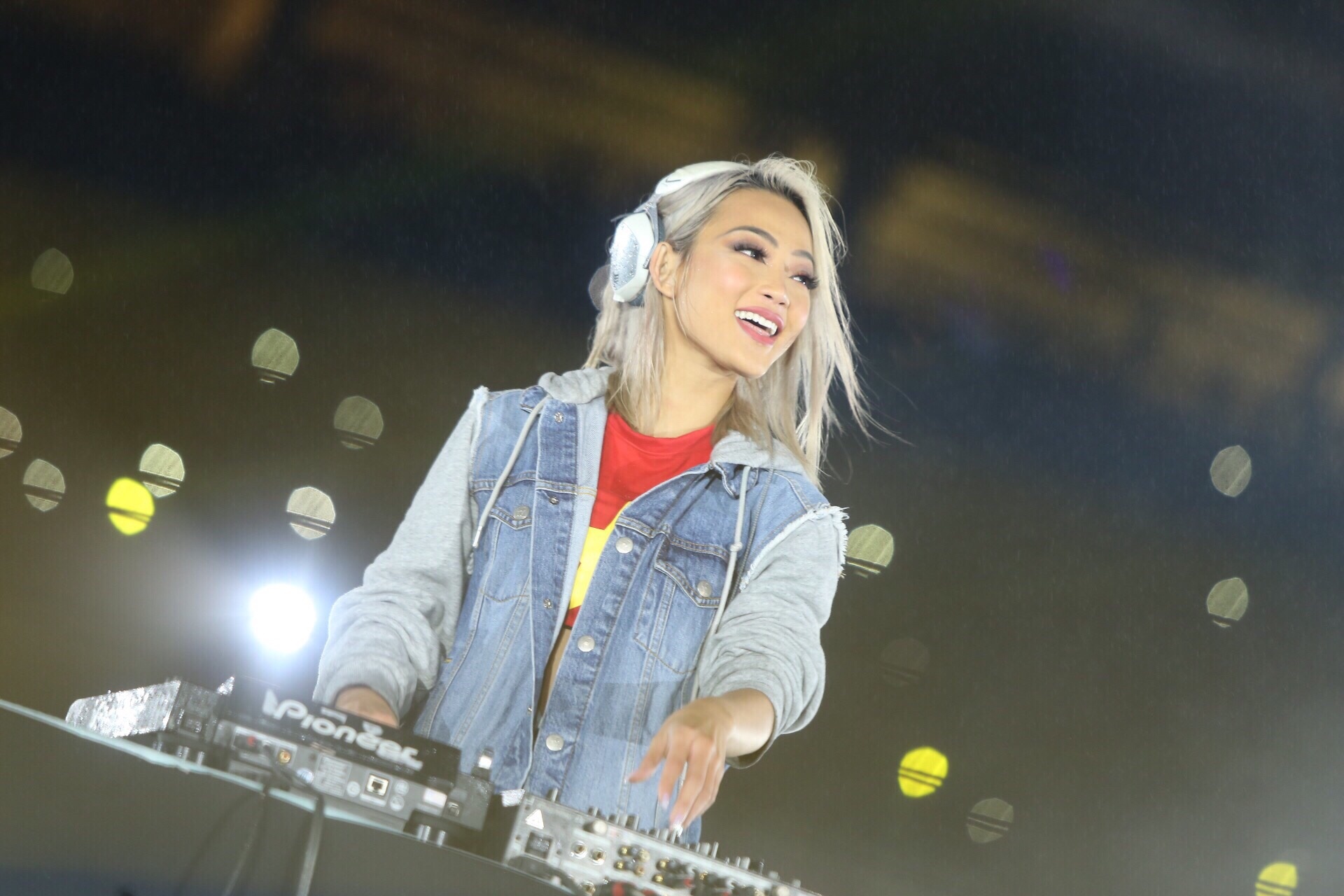 DJ King Lady trinh dien soi dong mo dau gala mung cong U23 Viet Nam hinh anh