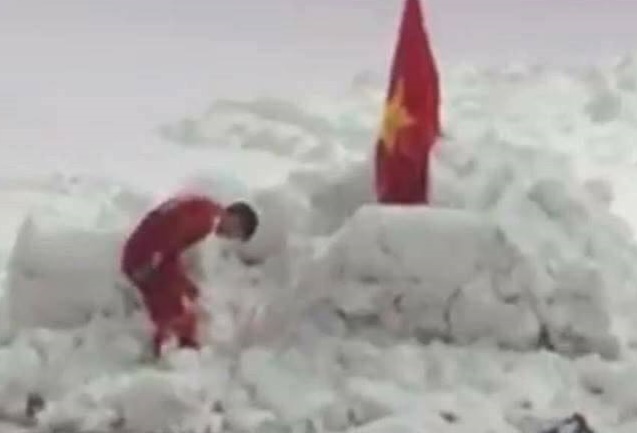 Nguoi nguoi am long khi Duy Manh cui dau truoc co do tren tuyet trang hinh anh