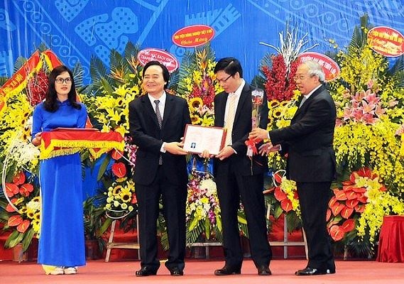 Nen giao viec bo nhiem giao su, pho giao su cho truong dai hoc hinh anh