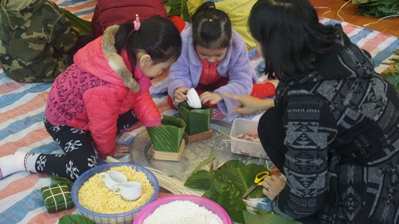 Thay tro gop tien goi banh chung tang hoc sinh ngheo hinh anh