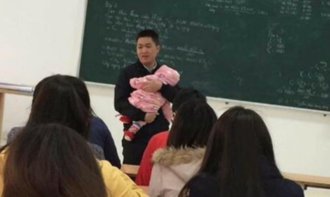 Giang vien be con cho nu sinh lam bai thi hinh anh