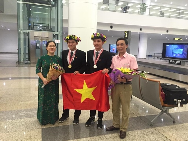 Nguoi thay dung sau nhung tam huy chuong vang Olympic quoc te hinh anh