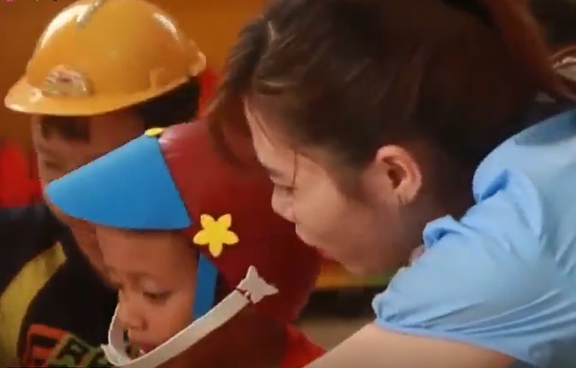 cau be nhat ve chai xep dep anh 1