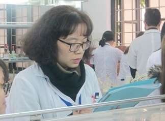 Nha khoa hoc tre tu choi muc luong hang nghin USD ve nuoc lam viec hinh anh