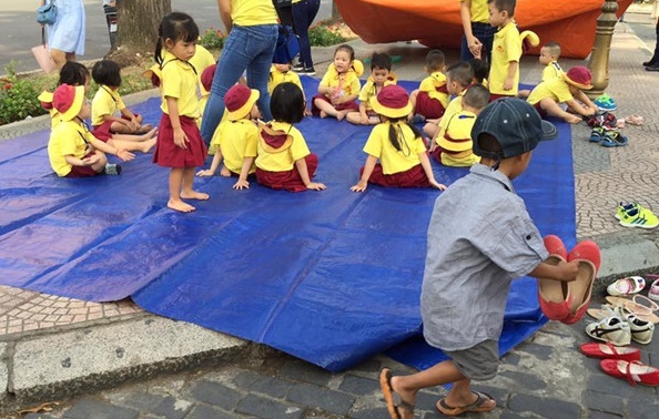 Chuyen tu te ve cau be nhat ve chai xep dep cho co giao hinh anh