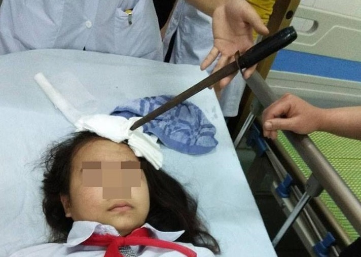 Yeu cau bao cao viec nam sinh phi dao vao tran ban hinh anh