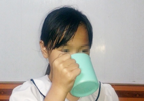Co giao bat hoc sinh lop 3 suc mieng bang nuoc giat gie lau bang hinh anh