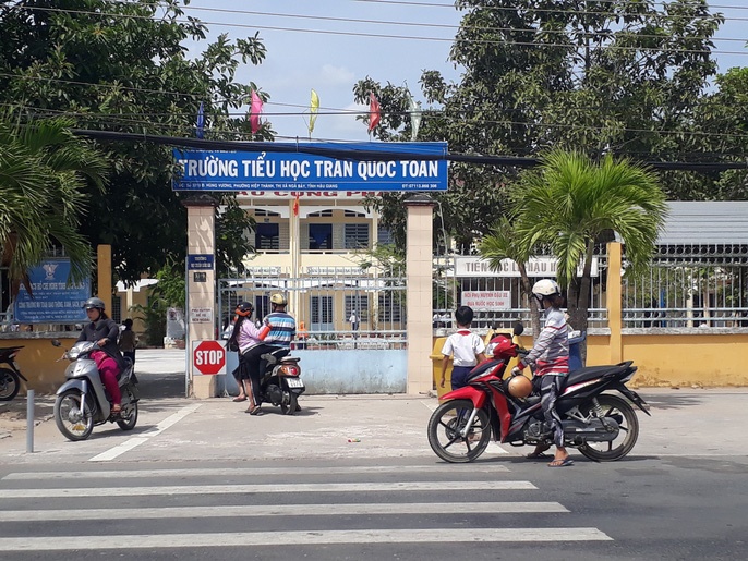 Co giao mang hoc sinh 'do quy', thay giao choang vai nu sinh hinh anh