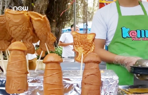 Cha me phat hoang khi hoi cho thieu nhi ban banh phan cam hinh anh