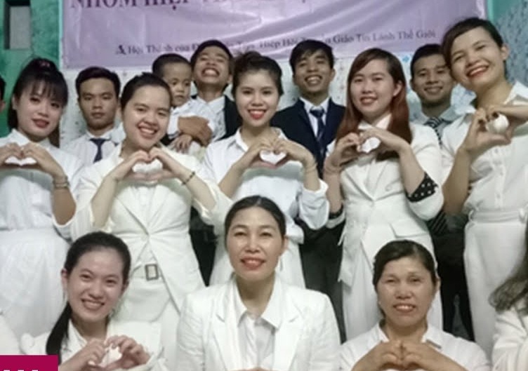 Them hang chuc hoc sinh, sinh vien theo Hoi Thanh Duc Chua Troi hinh anh