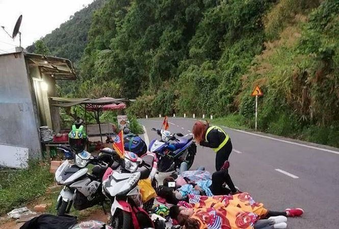 Camera ghi lai canh nhom phuot ngu ven deo luc rang sang hinh anh