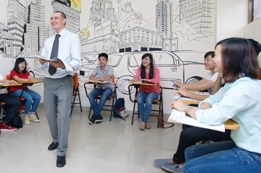 Giam doc trung tam ngoai ngu phai tot nghiep dai hoc ngoai ngu hinh anh