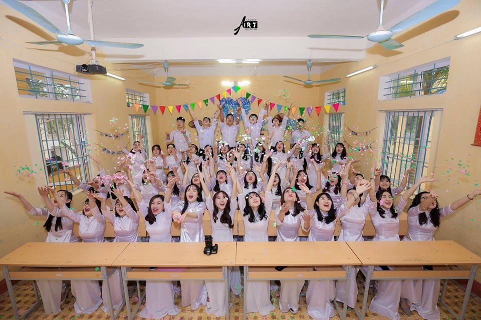 Ca lop hat tang co giao trong buoi hoc cuoi cung gay xuc dong hinh anh