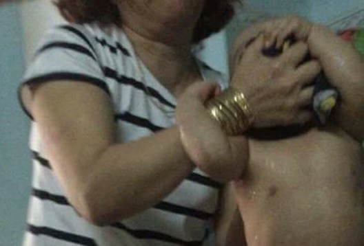Co giao mam non bop mat, tat tre khi cho an gay phan no hinh anh