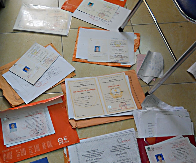 thu hoi bang cap chinh tri anh 1