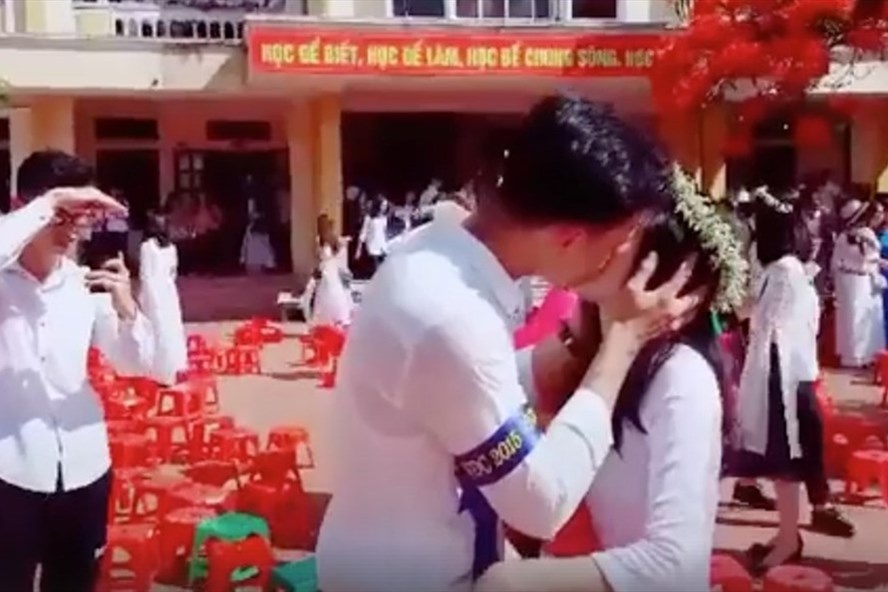 ảnh kỷ yếu vỗ mông ảnh 1 anh ky yeu vo mong anh 1