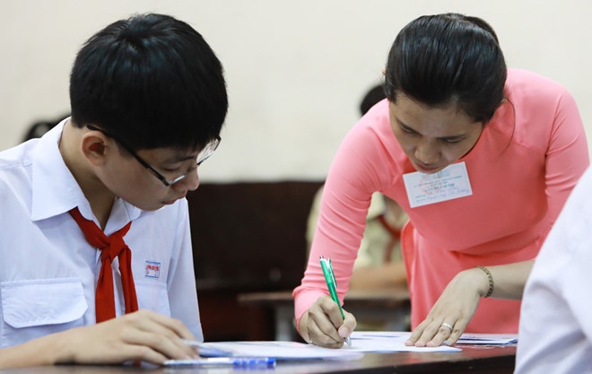 Tang 22.000 em vao lop 10, Ha Noi dieu dong gan het giao vien coi thi hinh anh