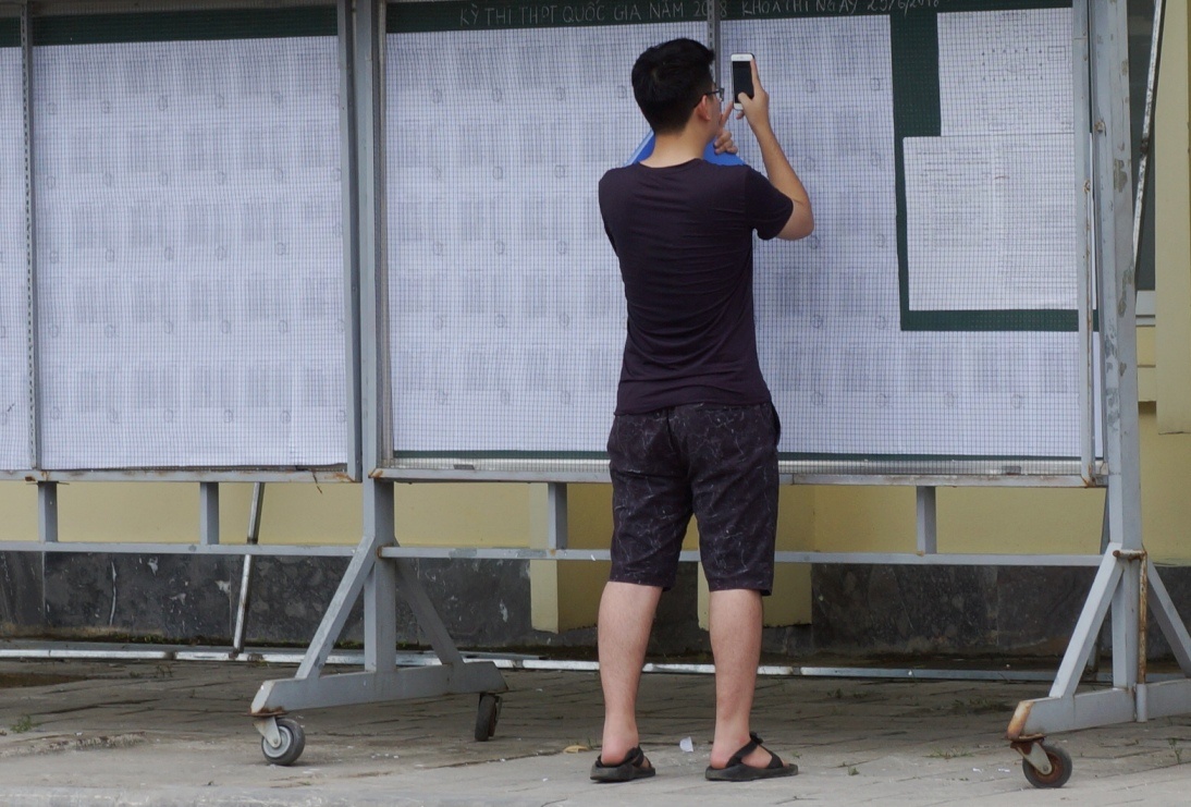 Thi sinh den lam thu tuc muon, mac quan sooc den truong thi hinh anh