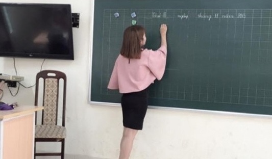 Giam thi duoc yeu cau khong mac vay khi coi thi? hinh anh