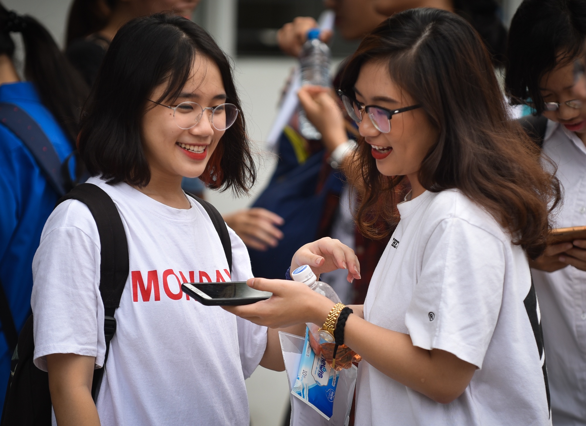 Chieu nay thi sinh lam bai thi ngoai ngu hinh anh