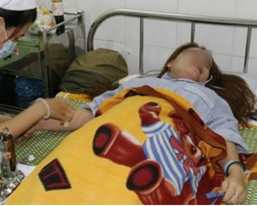 Phu huynh danh co giao thung mang nhi: Noi doa thanh thoi quen hinh anh