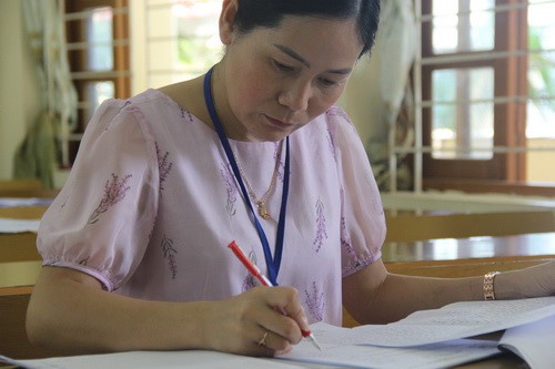 Ben trong khu vuc cham thi THPT quoc gia 2018 dien ra nhu the nao? hinh anh