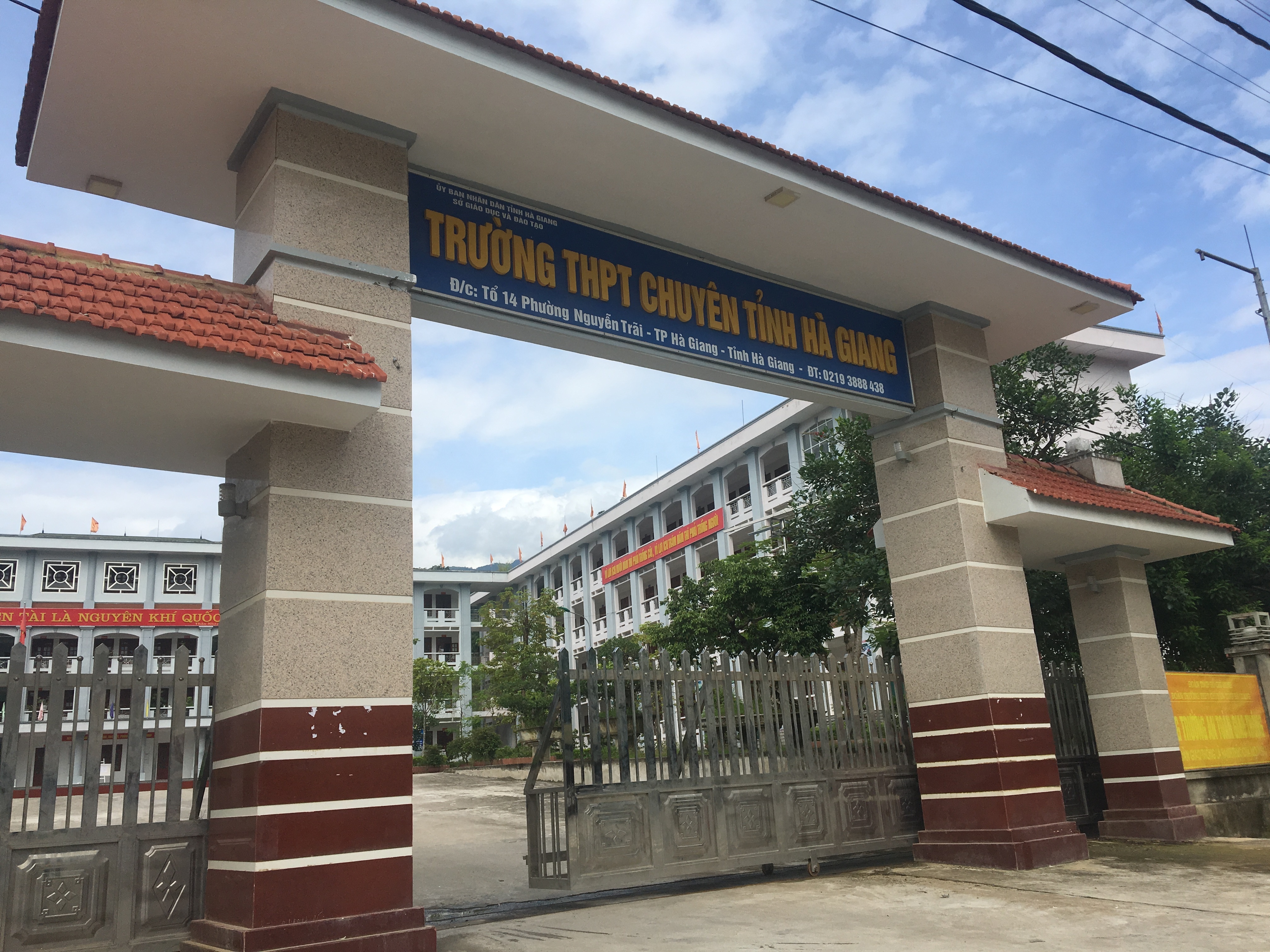 Truong Ha Giang tra loi ve nghi van thi sinh diem cao la con quan chuc hinh anh